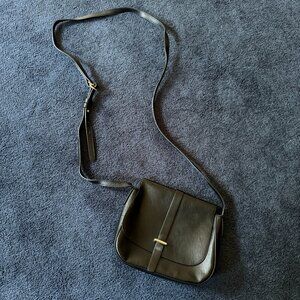 Like New GAP Vintage-Inspired Faux Leather Crossbody Bag – Sleek Minimalist